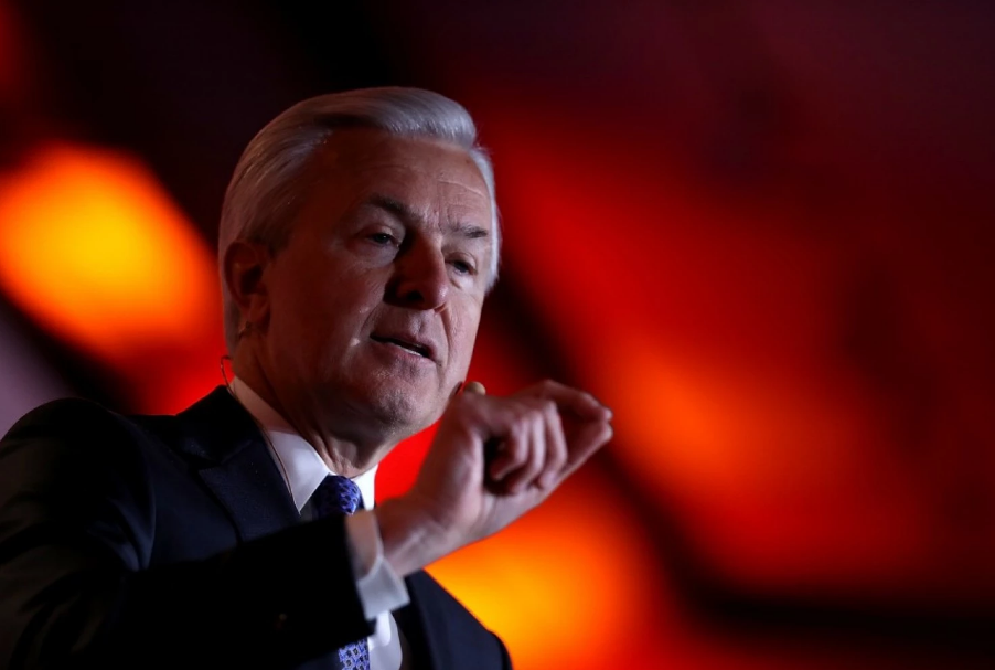 Sen. Elizabeth Warren wants Wells Fargo execs to return bonuses