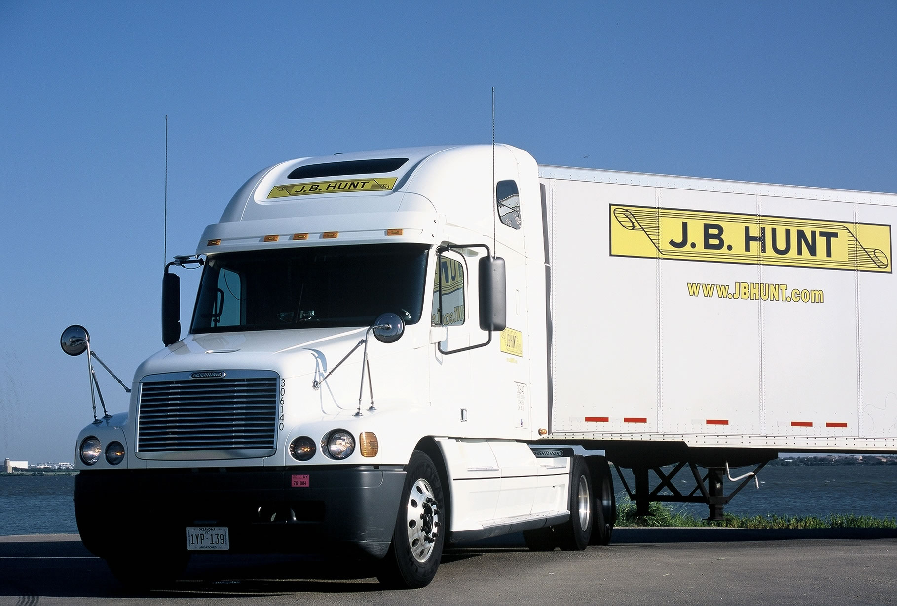 Sikh truck drivers reach discrimination settlement with J.B. Hunt