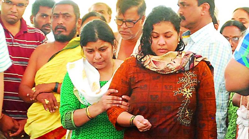 Srinivas Kuchibhotla mourned at Hyderabad funeral