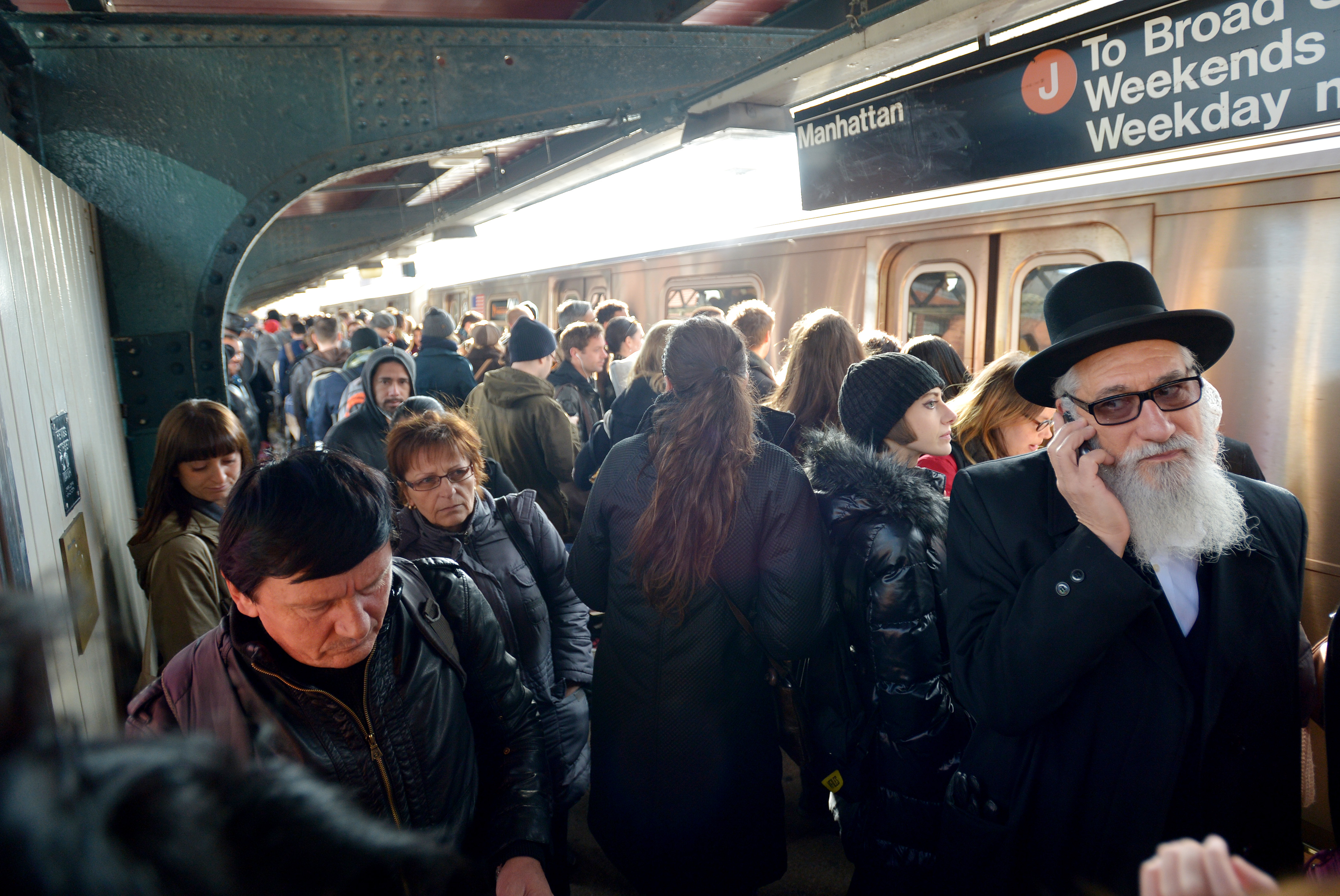 Hispanic woman defends muslim woman being verbally assaulted on NY subway