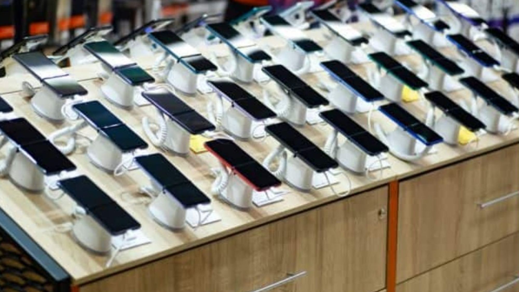 India’s smartphone exports surge past petroleum, diamonds to become top export in FY25