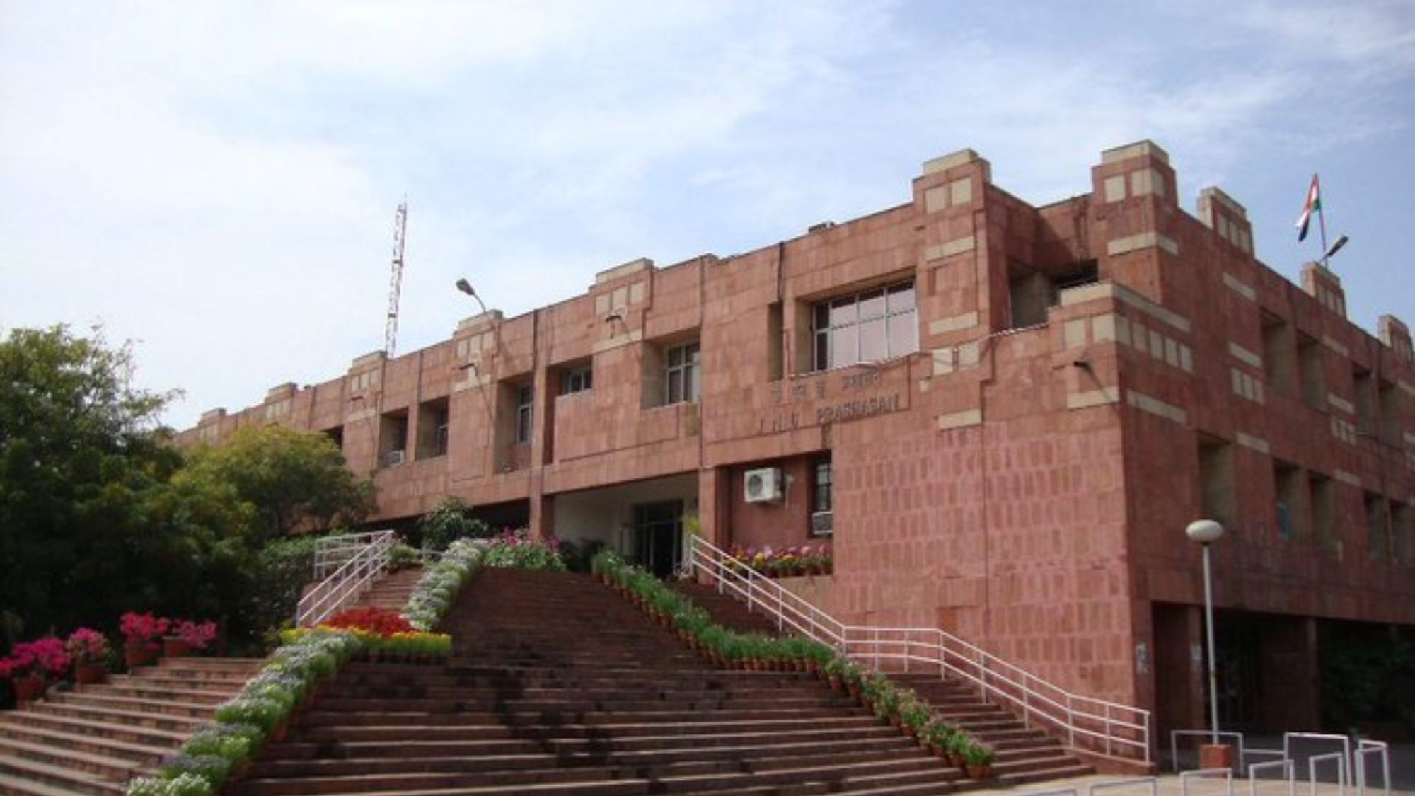 Indian students scrub social media amid U.S. visa fears