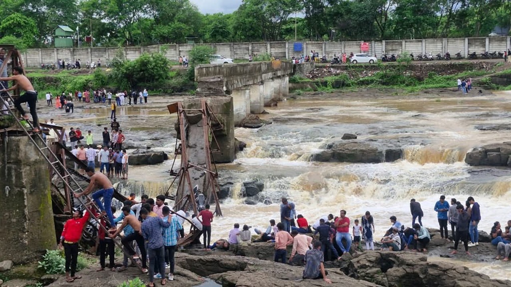 Old Bridge in Pune Collapses During Tourist Rush, Rescue Operations Underway