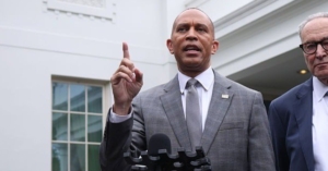 Hakeem Jeffries backs Zohran Mamdani for NYC mayor