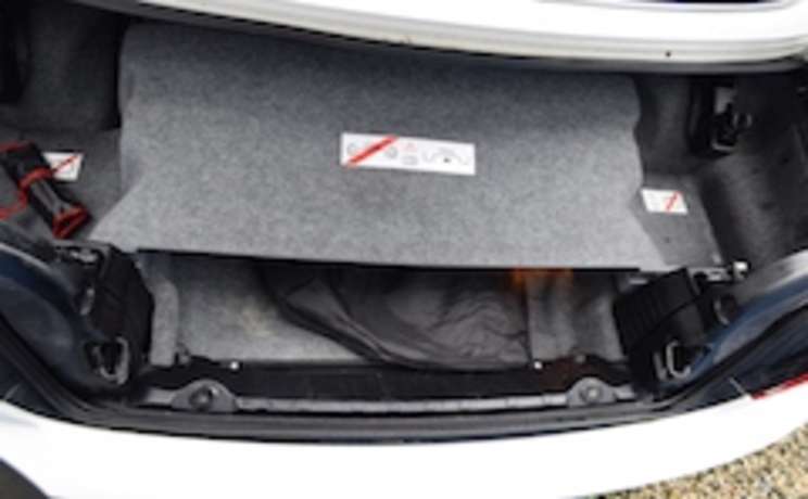 Wind deflector in trunk